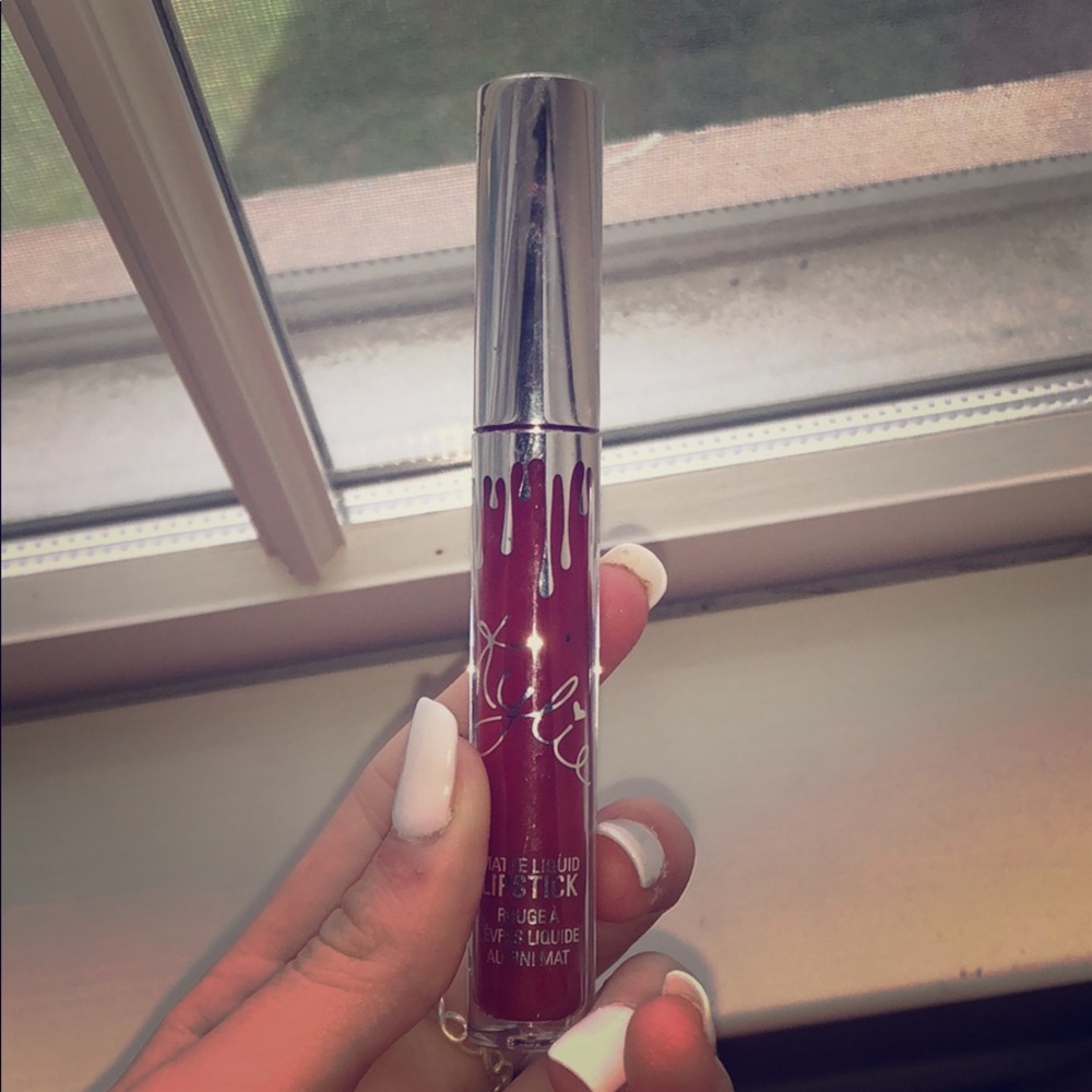 merry matte kylie jenner lipstick!! 👄